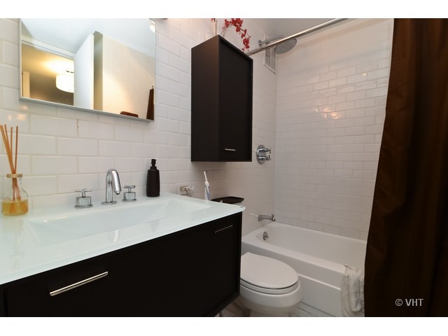 1 East Scott Street, Unit 910 Chicago, IL 60610 - Photo 8 of 10