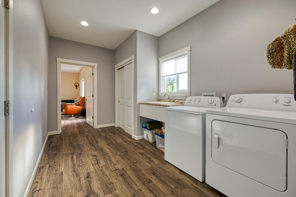 11264 Kestrel Road Klamath Falls, OR 97601 - Photo 21 of 34 Laundry Room