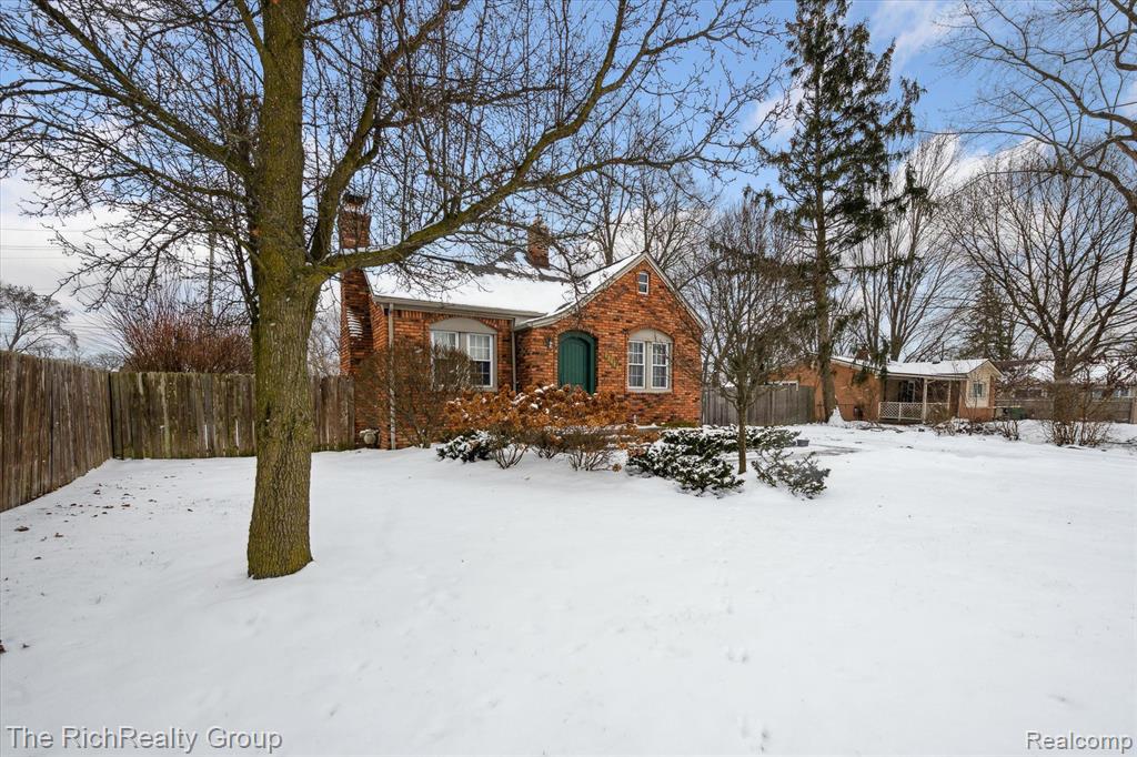 22496 Springbrook Avenue Farmington Hills, MI 48336 - Photo 2 of 33