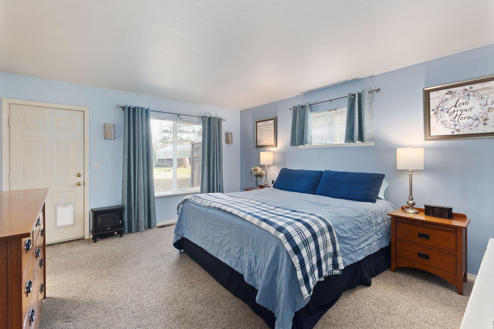 379 Oak Ranch Road Grants Pass, OR 97526 - Photo 17 of 38 14_master-bedroom1