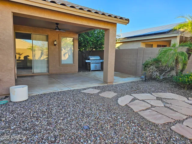 a view of a backyard