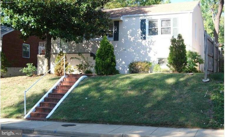 a view of a yard in front of house