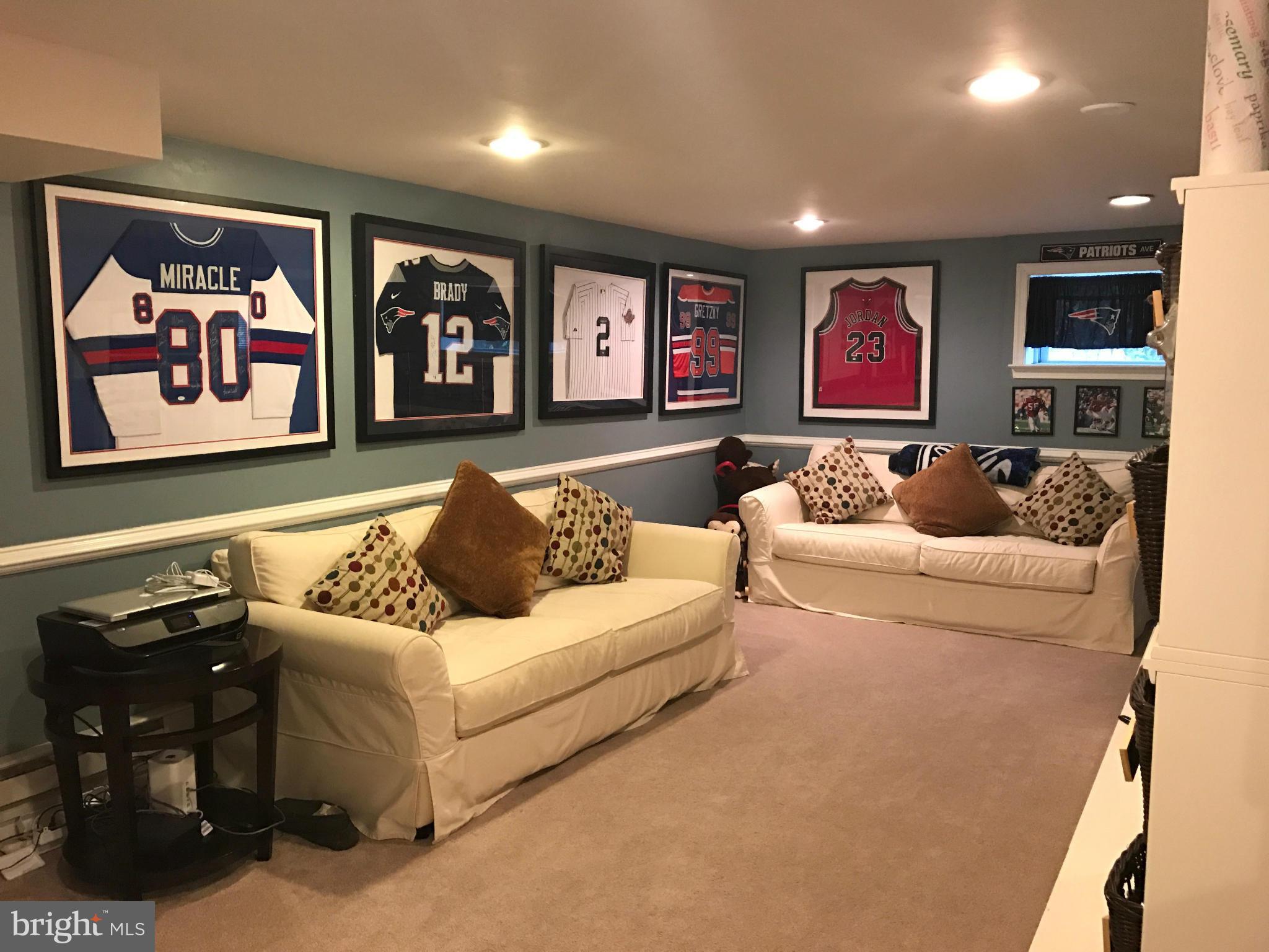 204 West Glebe Road Alexandria, VA 22305 - Photo 12 of 26 a living room with furniture and wall paintings