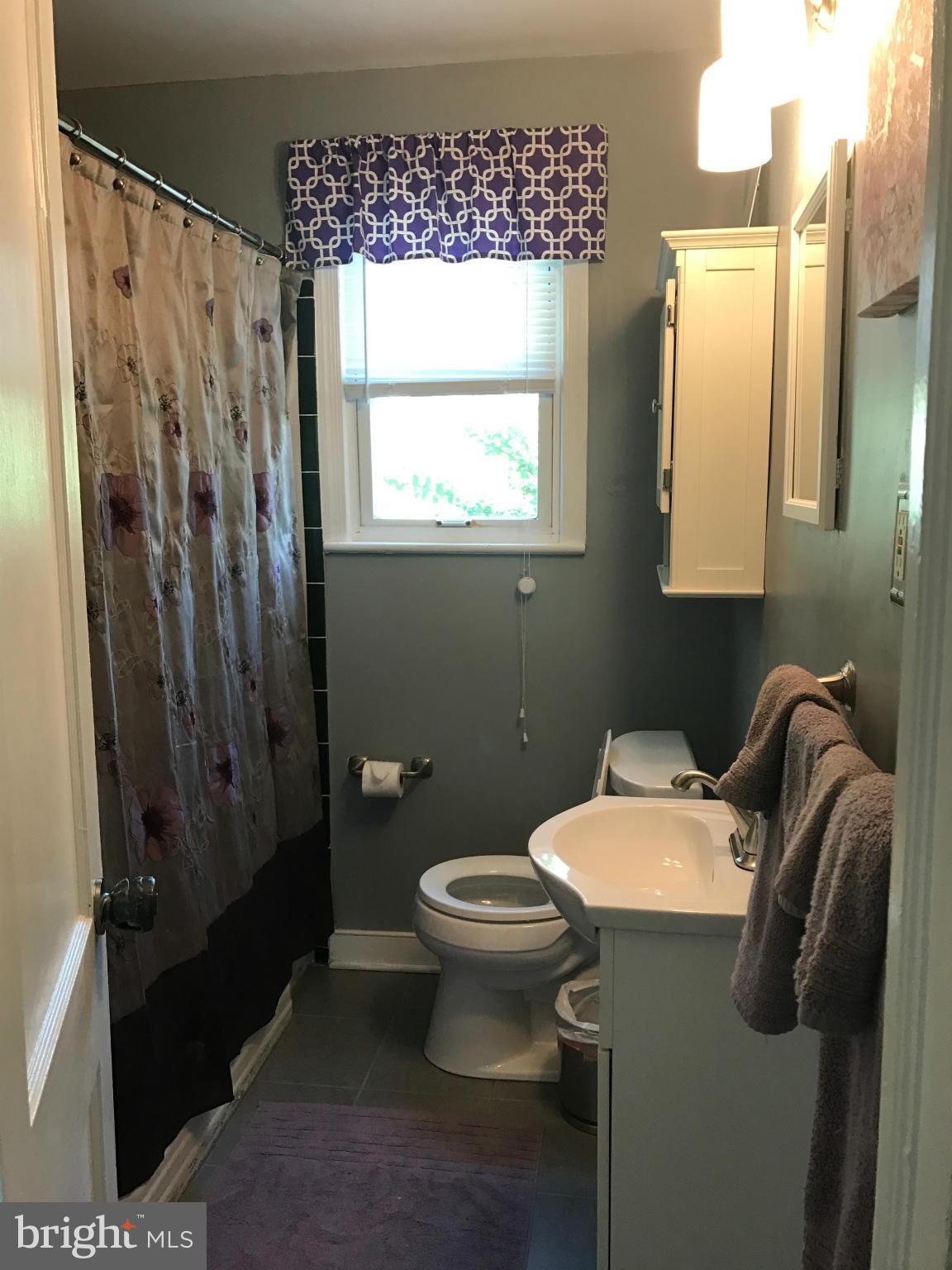 204 West Glebe Road Alexandria, VA 22305 - Photo 15 of 26 a bathroom with a sink toilet and shower