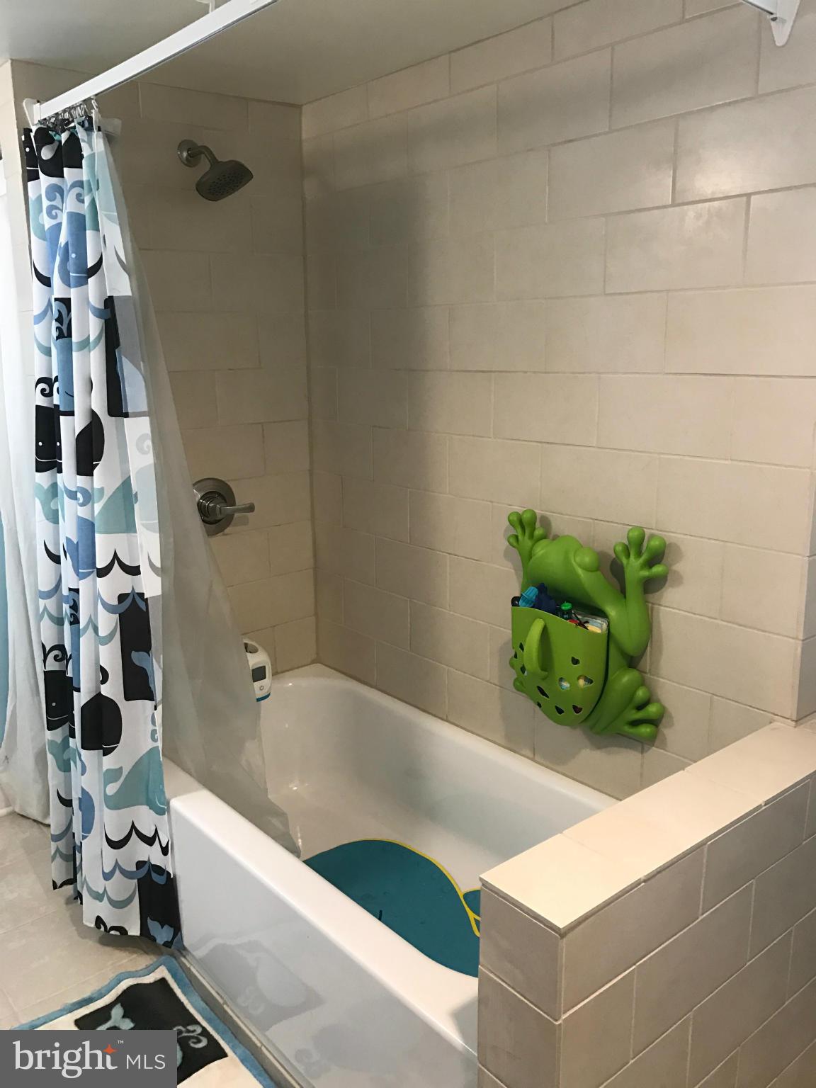 204 West Glebe Road Alexandria, VA 22305 - Photo 19 of 26 a bath tub sitting in a bathroom
