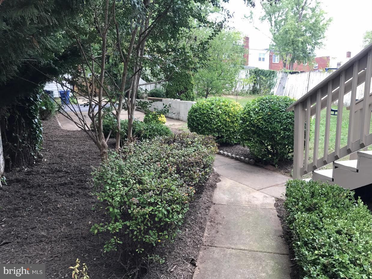204 West Glebe Road Alexandria, VA 22305 - Photo 20 of 26 a view of a backyard with garden
