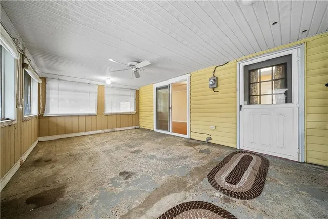 a view of an empty room and window