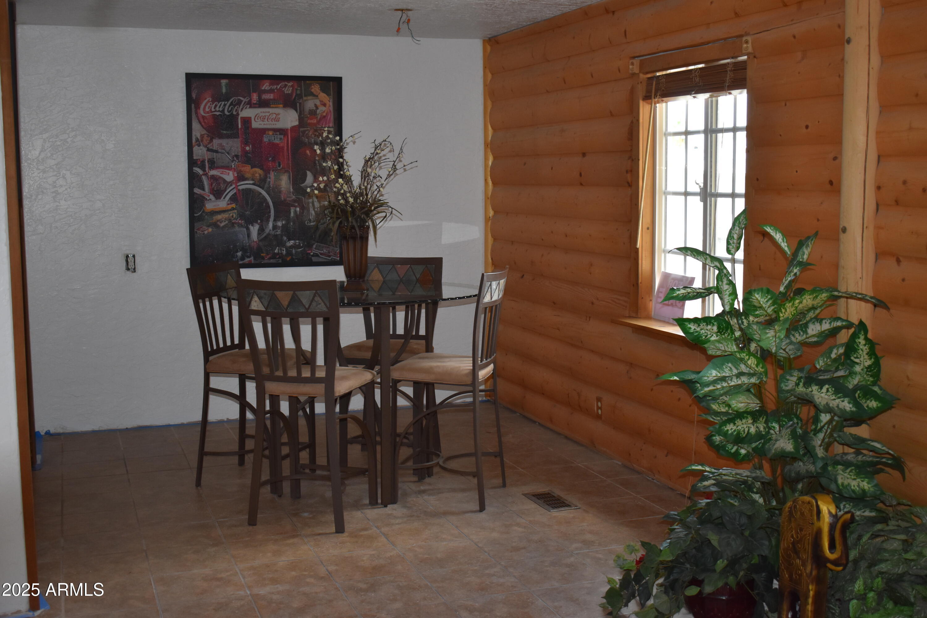 201 South Greenfield Road, Unit 331 Mesa, AZ 85206 - Photo 13 of 49 a dining room with furniture and potted plants