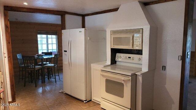 201 South Greenfield Road, Unit 331 Mesa, AZ 85206 - Photo 30 of 49 a kitchen with a stove a refrigerator and a table