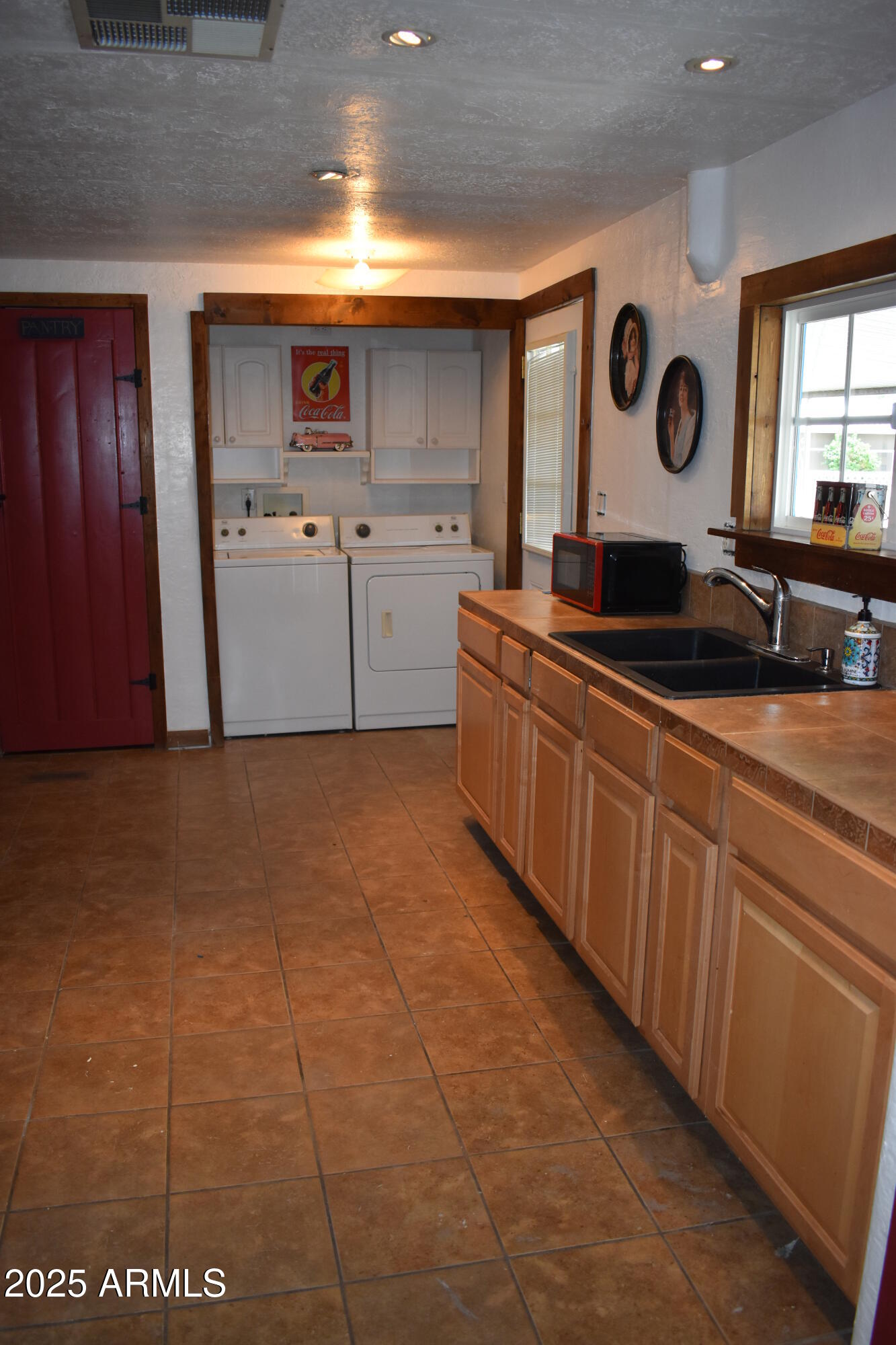 201 South Greenfield Road, Unit 331 Mesa, AZ 85206 - Photo 32 of 49 a kitchen with cabinets and window