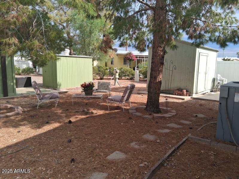 201 South Greenfield Road, Unit 331 Mesa, AZ 85206 - Photo 44 of 49 a backyard of a house with table and chairs