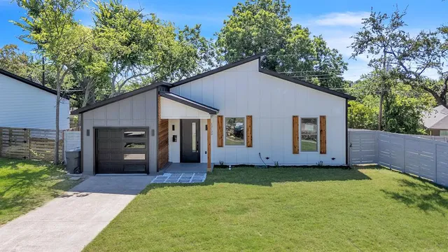 a view of a house with backyard and garden