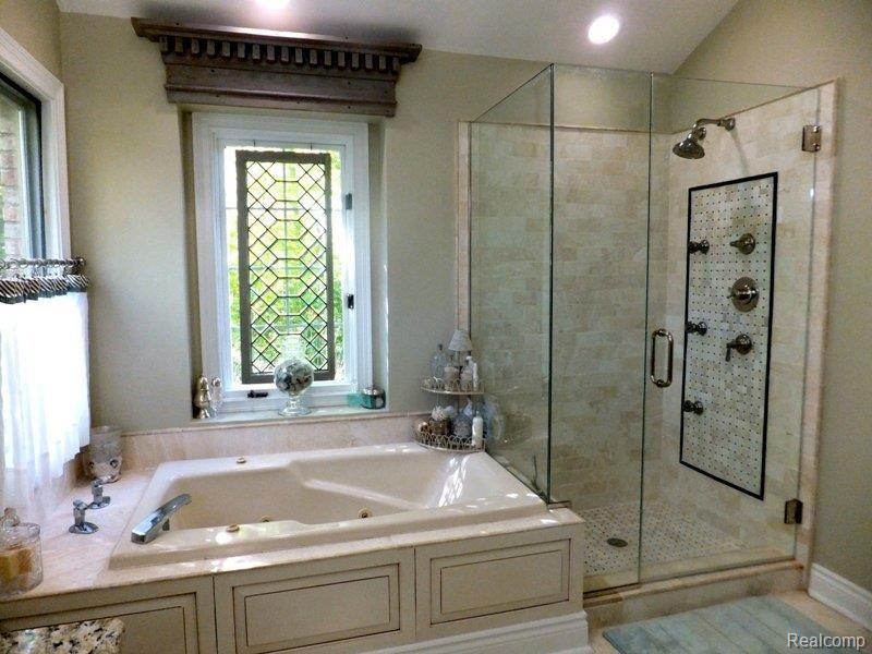 779 Kern Road Lake Orion, MI 48362 - Photo 12 of 23 15 soaking Tub.JPG
