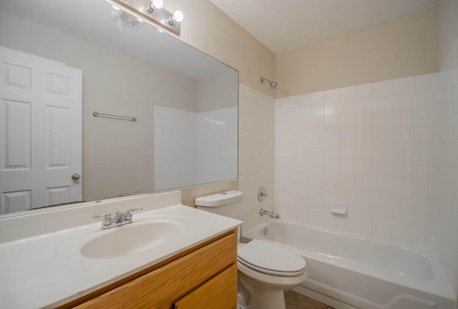 2891 Belle Lane, Unit 2891 Schaumburg, IL 60193 - Photo 15 of 25 a bathroom with a sink a toilet and a bathtub