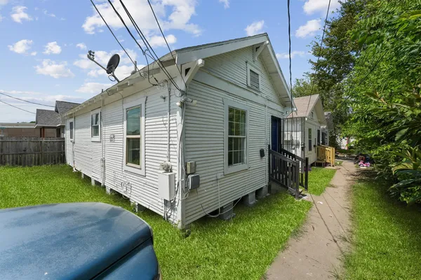 a view of a back yard of the house