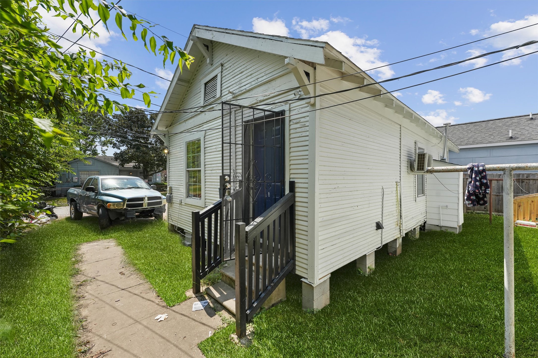 3019 Florida Street, Unit 3 Houston, TX 77026 - Photo 5 of 14 a view of a house with a yard