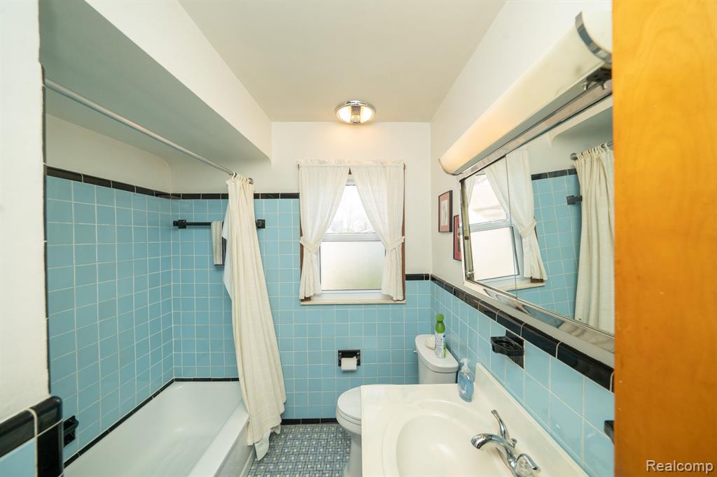 1849 Oxford Road Berkley, MI 48072 - Photo 37 of 53 Gallery Image 37