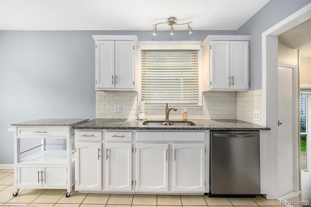 983 Harvard Road Berkley, MI 48072 - Photo 10 of 42