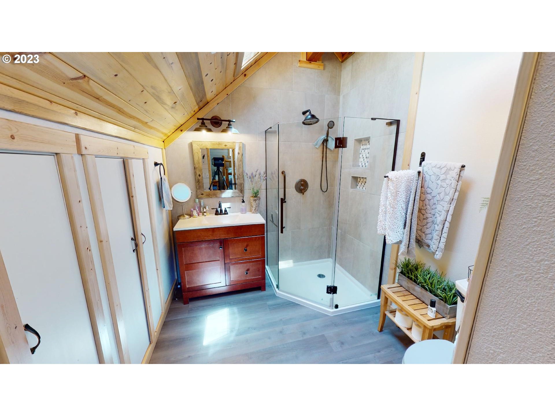 27786 Hunter Creek Road Gold Beach, OR 97444 - Photo 20 of 45 Owner's Suite Bathroom