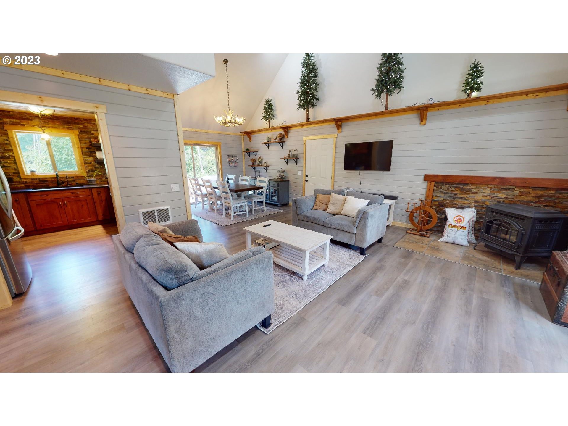 27786 Hunter Creek Road Gold Beach, OR 97444 - Photo 5 of 45 Living Room