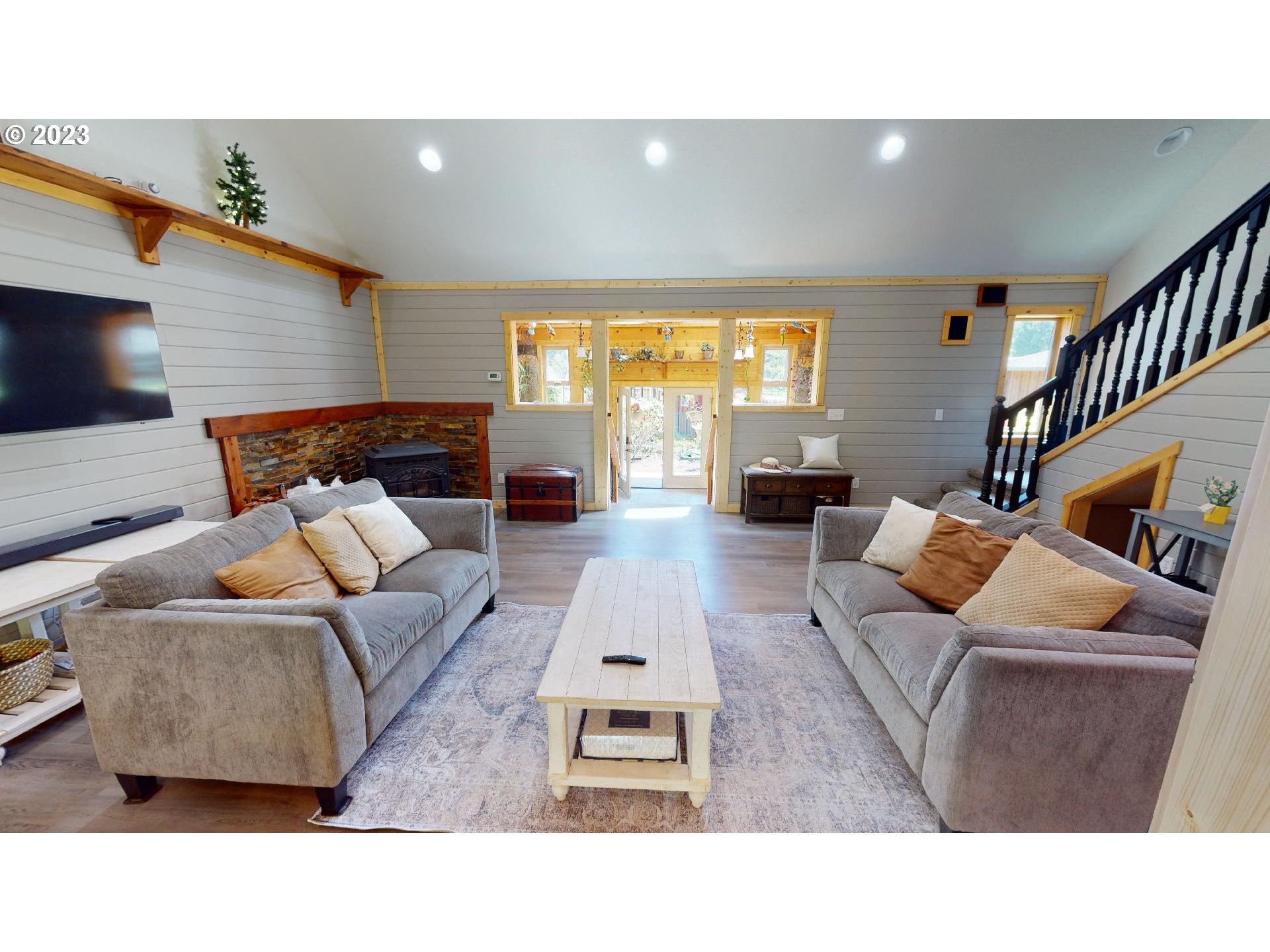 27786 Hunter Creek Road Gold Beach, OR 97444 - Photo 6 of 45 Living Room