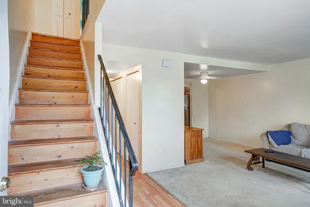 a view of entryway and hall