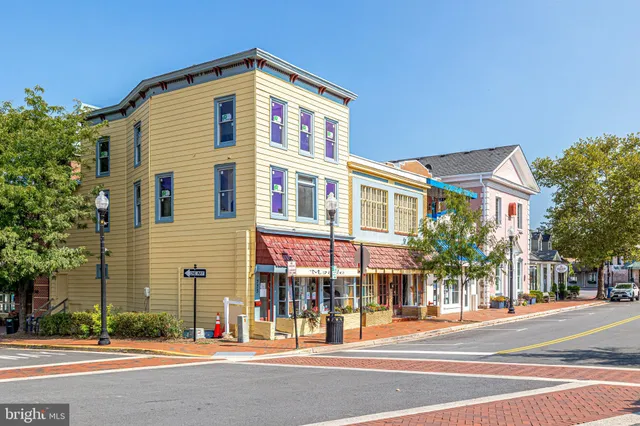 a view of building with cars parked