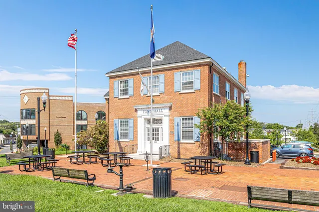 $391,000 | 1127 Shannon Place, Herndon, VA 20170