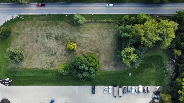 a view of a backyard