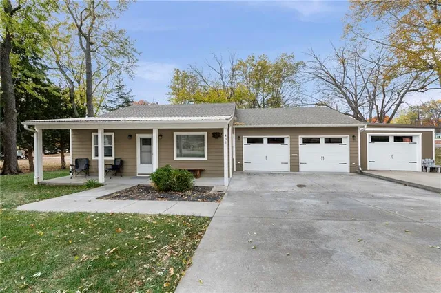 $314,000 | 401 Southwest 18 Street, Blue Springs, MO 64015