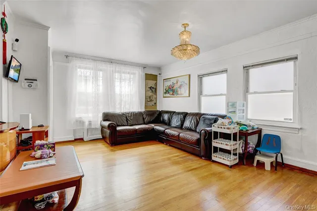 $1,298,000 | 34-08 Murray Lane | Murray Hill - Flushing