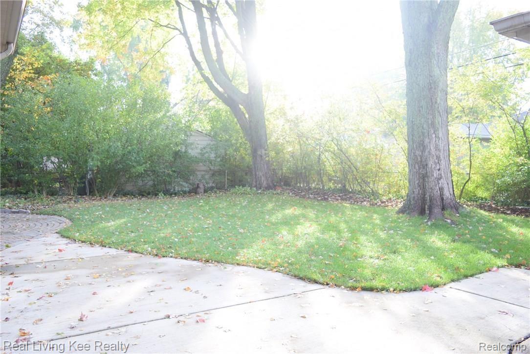 16197 Reedmere Avenue Franklin, MI 48025 - Photo 21 of 23 natural privacy