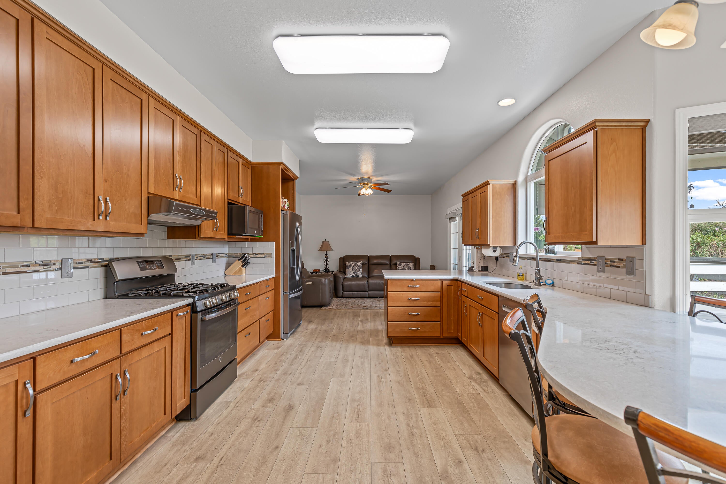 3821 Hilsinger Road Phoenix, OR 97535 - Photo 14 of 47 Kitchen looking back toward Family Room