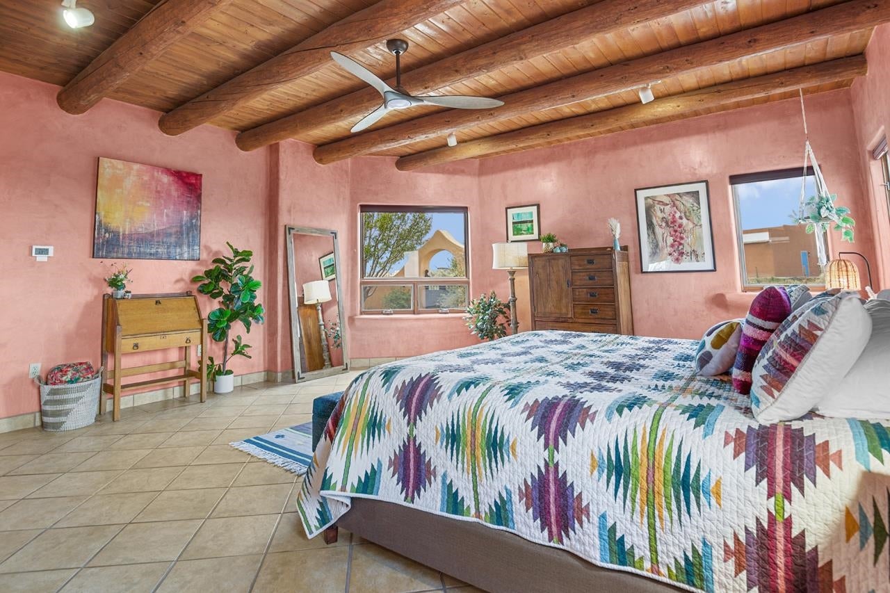 65 Las Tusas Road Ranchos de Taos, NM 87557 - Photo 16 of 46 Gallery Image 16