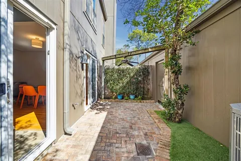 $272,000 | 701 Bering Drive, Unit 804, Houston, TX 77057