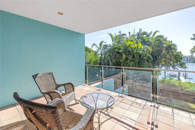 a view of yard with green space