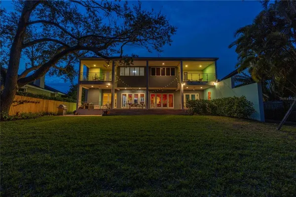 a view of a backyard