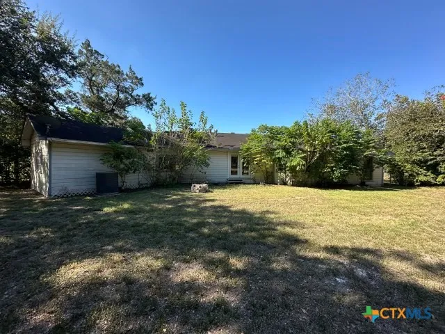 a view of a backyard