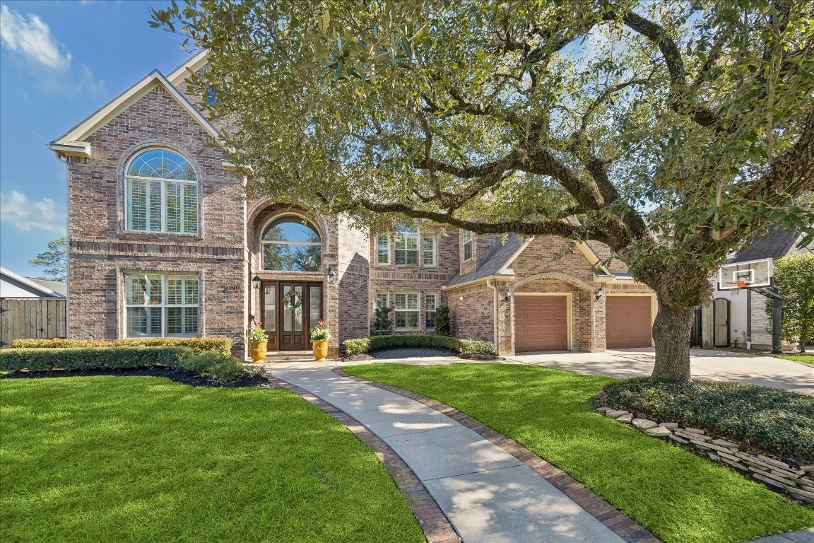 Classic Houston brick home custom built for current owner. Beautifull gable roof design with expansive front elevation and manicured yard makes for great curb appeal.
