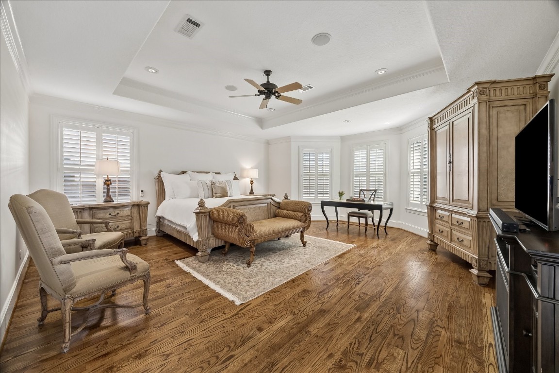 3711 Drake Street Houston, TX 77005 - Photo 15 of 34 Large Primary bedroom suite located on the first floor.