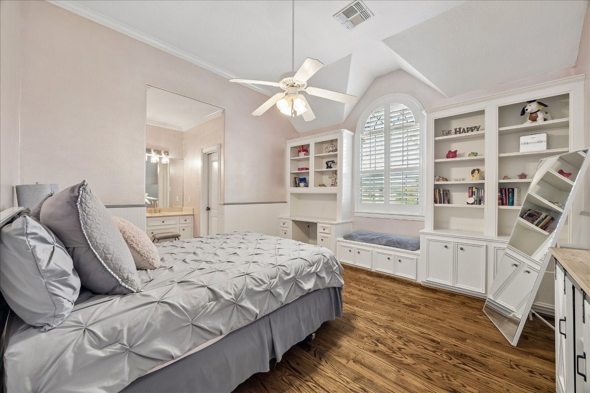 3711 Drake Street Houston, TX 77005 - Photo 19 of 34 2nd bedroom offers built-ins, desk and window seat with walk-in closet and private vanity.