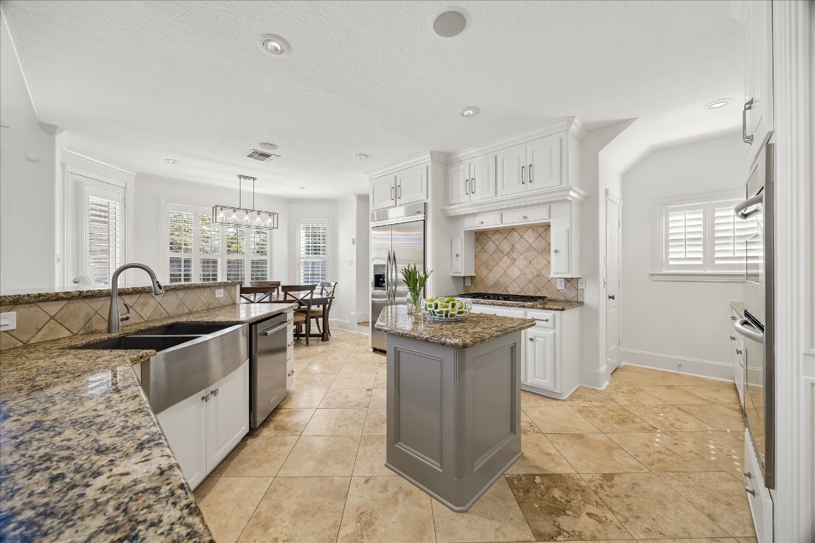 3711 Drake Street Houston, TX 77005 - Photo 10 of 34 This wonderful kitchen offers stainless double farm sink, large walk-in pantry and stainless dishwasher.