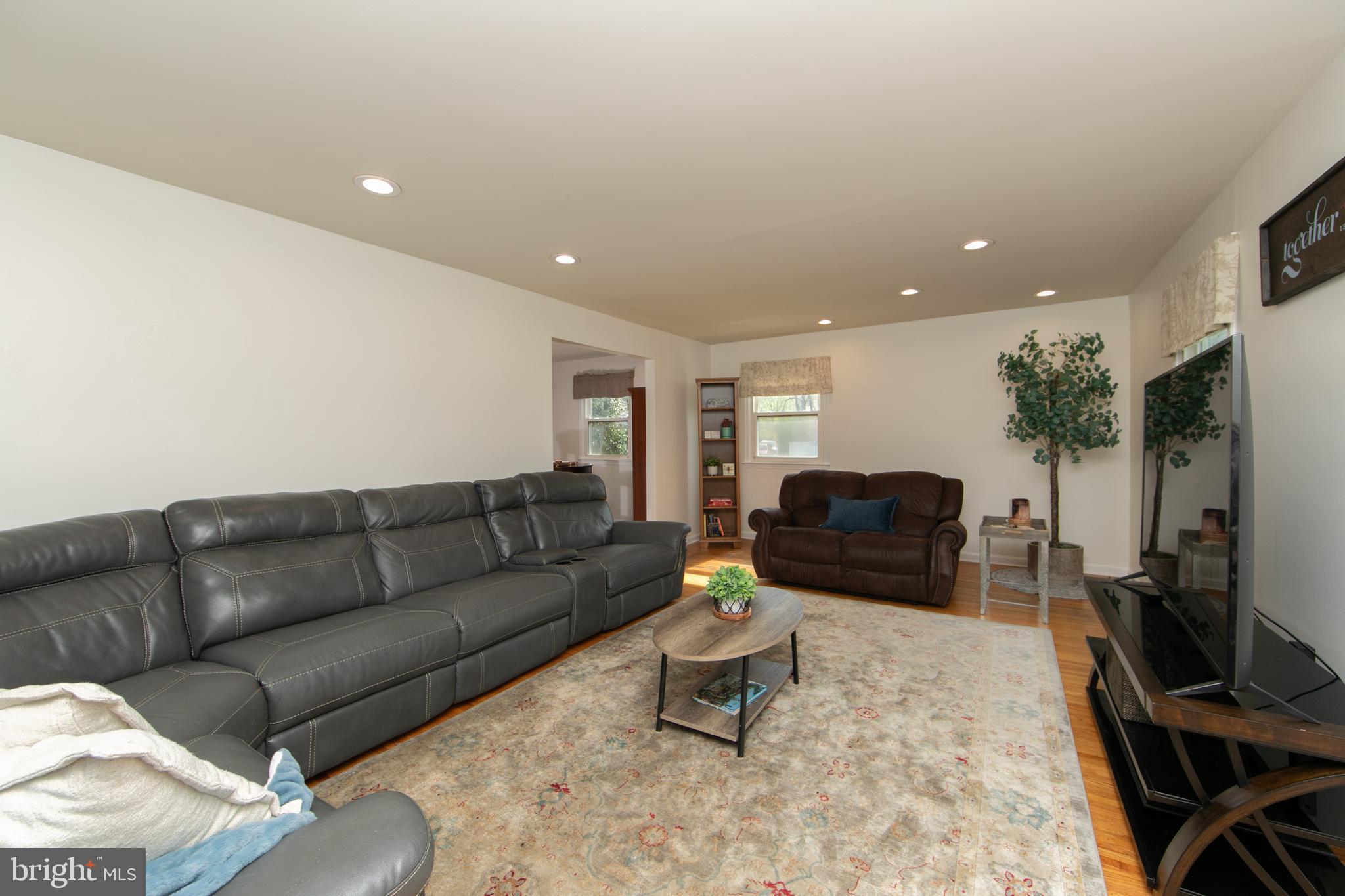 701 West Rolling Road Springfield, PA 19064 - Photo 12 of 68 Living room
