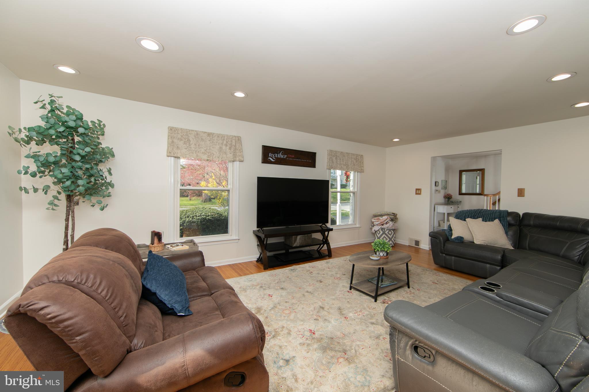 701 West Rolling Road Springfield, PA 19064 - Photo 14 of 68 Living room