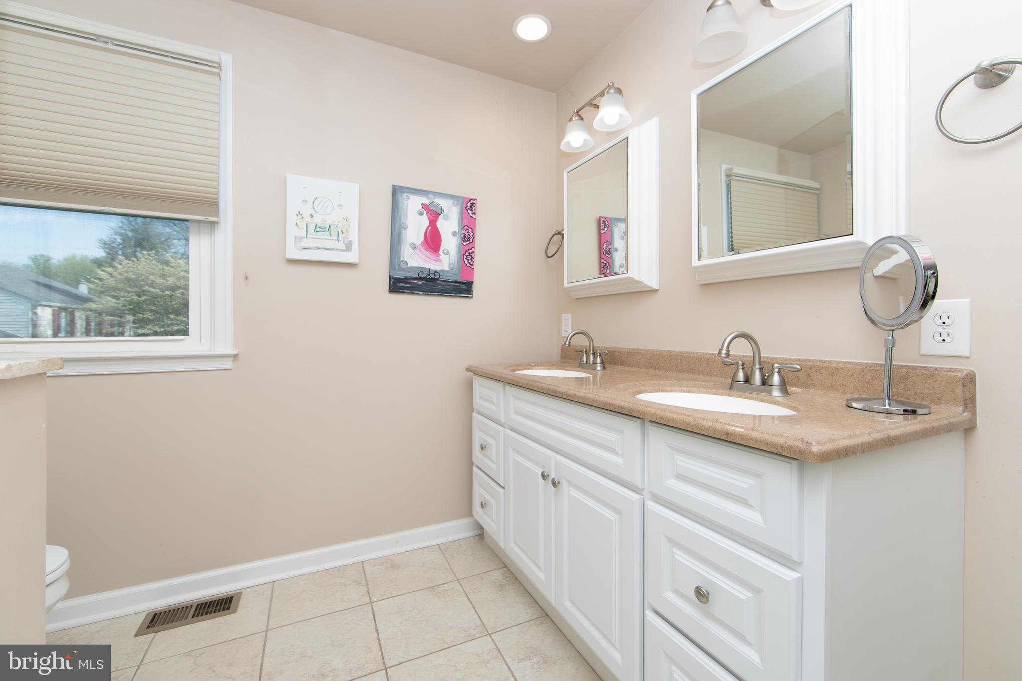 701 West Rolling Road Springfield, PA 19064 - Photo 38 of 68 Primary en-suite bath