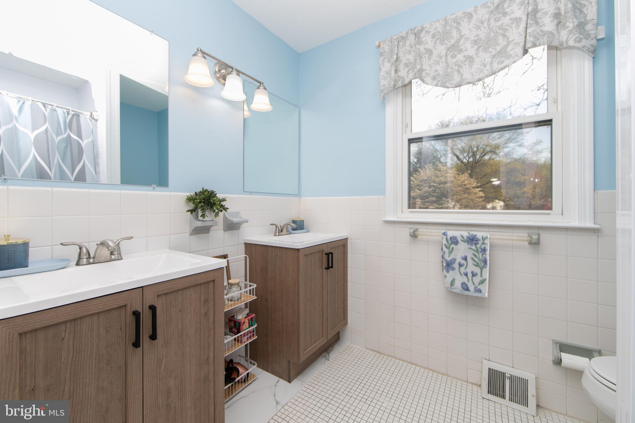 701 West Rolling Road Springfield, PA 19064 - Photo 48 of 68 Hall bath