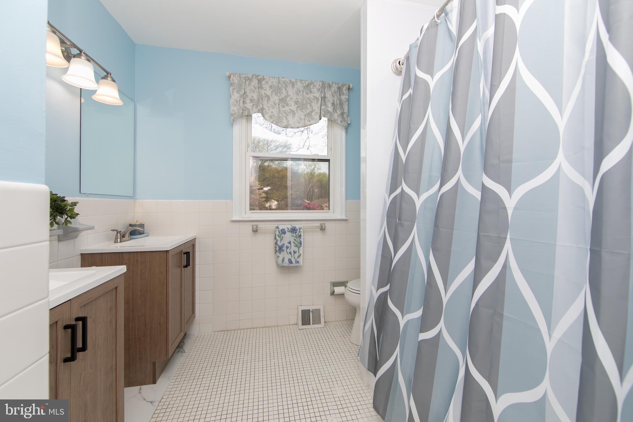 701 West Rolling Road Springfield, PA 19064 - Photo 49 of 68 Hall bath