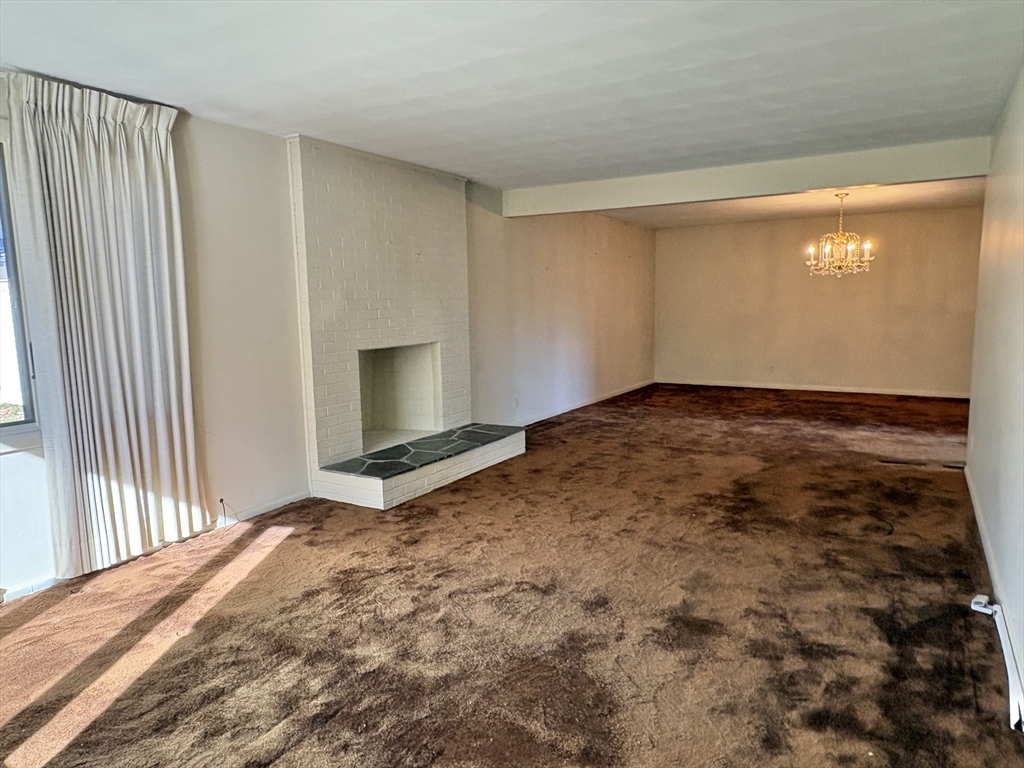 121 West Meadowview Road Holyoke, MA 01040 - Photo 4 of 16 Gallery Image 4