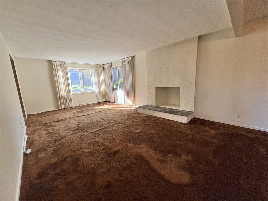 121 West Meadowview Road Holyoke, MA 01040 - Photo 6 of 16 Gallery Image 6