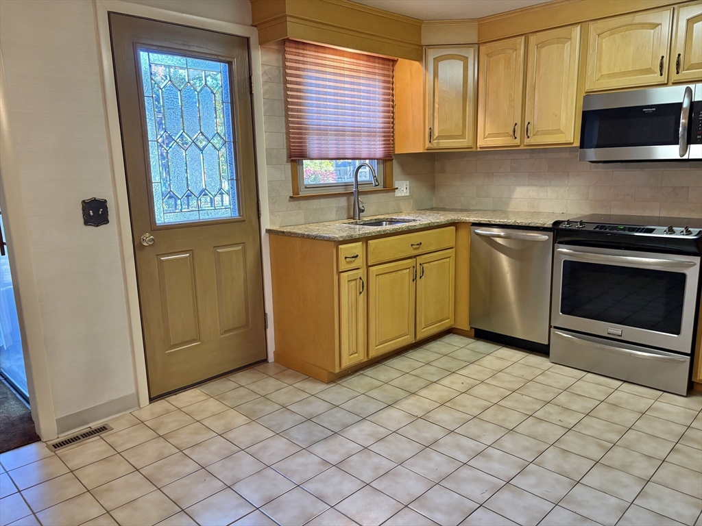 121 West Meadowview Road Holyoke, MA 01040 - Photo 9 of 16 Gallery Image 9